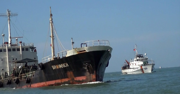 Cảnh sát biển bắt ''tàu ma'' chở nhiều dầu lậu vào biển Việt Nam